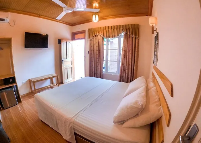 New Breeze Thoddoo Inn