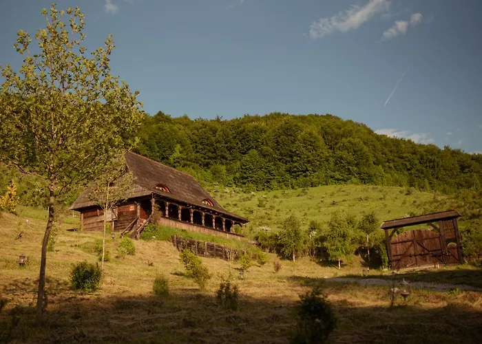 Raven'S Nest - The Hidden Village, Transylvania - Romania Sub Piatra