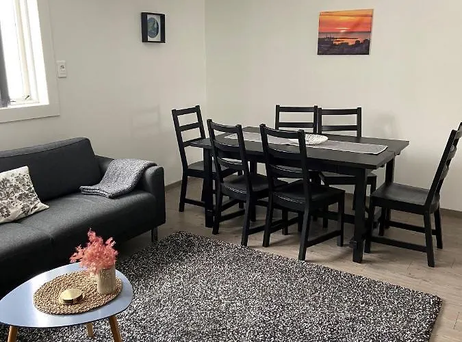The Little Guesthouse Downtown - Keflavik Airport