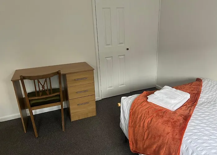 The Coral Guest House 1 Mile From Winchester Market