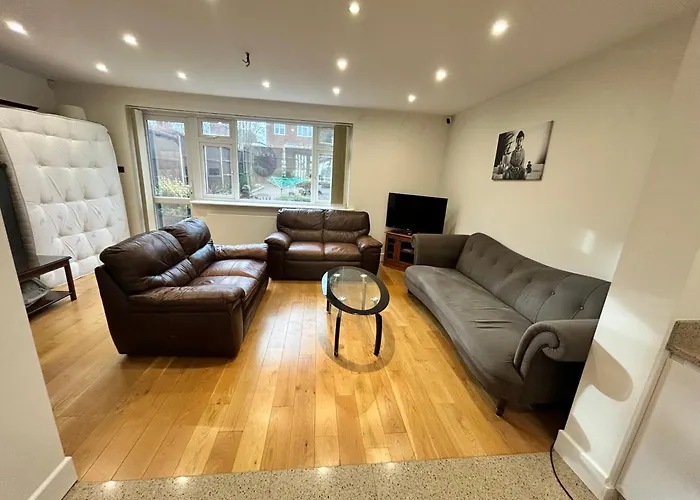 Beaconsfield House, Modern, Recently Refurbished, Self Check-In, Near Luton Airport Hotel
