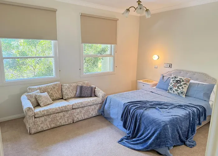 Stunning White House Luxury Retreat In Templestowe Hotel