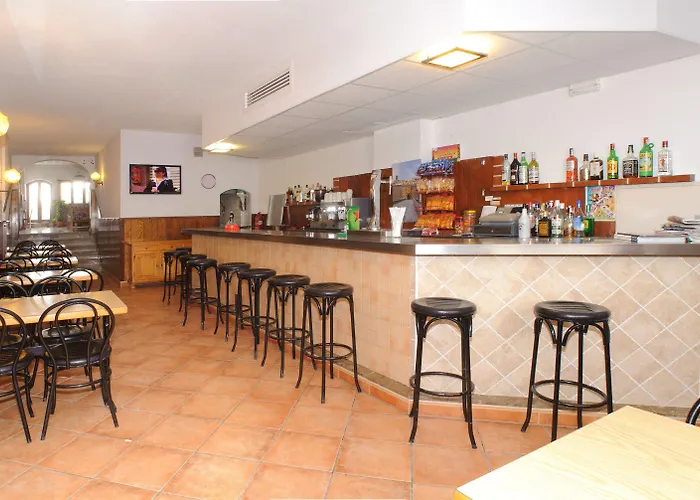 Hostal Montana San Antonio 