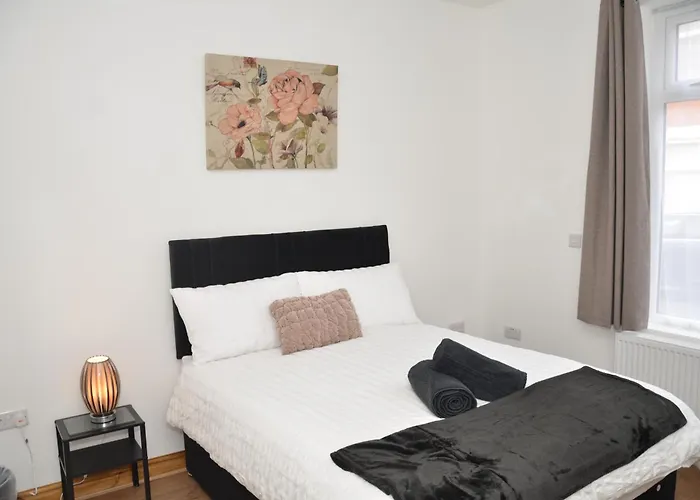 Jmg House -Near Birmingham, En-Suite & Private Rooms, Free Off Road Parking, Quality Rooms West Bromwich