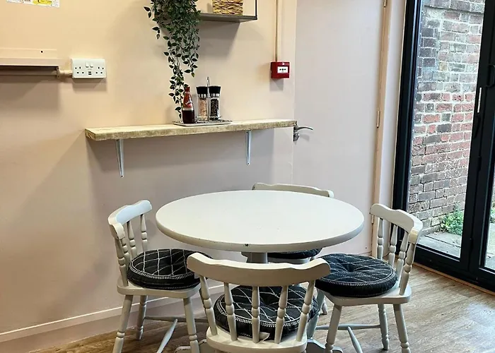 Hues - Castle Cary Hotel