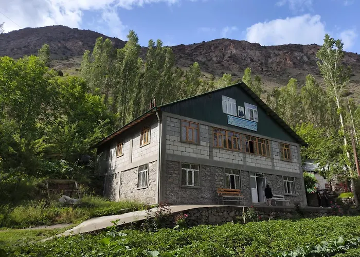 Jumaboy Guesthouse - Transport, Rooms & Hiking Tours Nofin