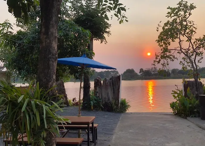 Ruen Thai Ban Rim Nam Kamphaeng Phet